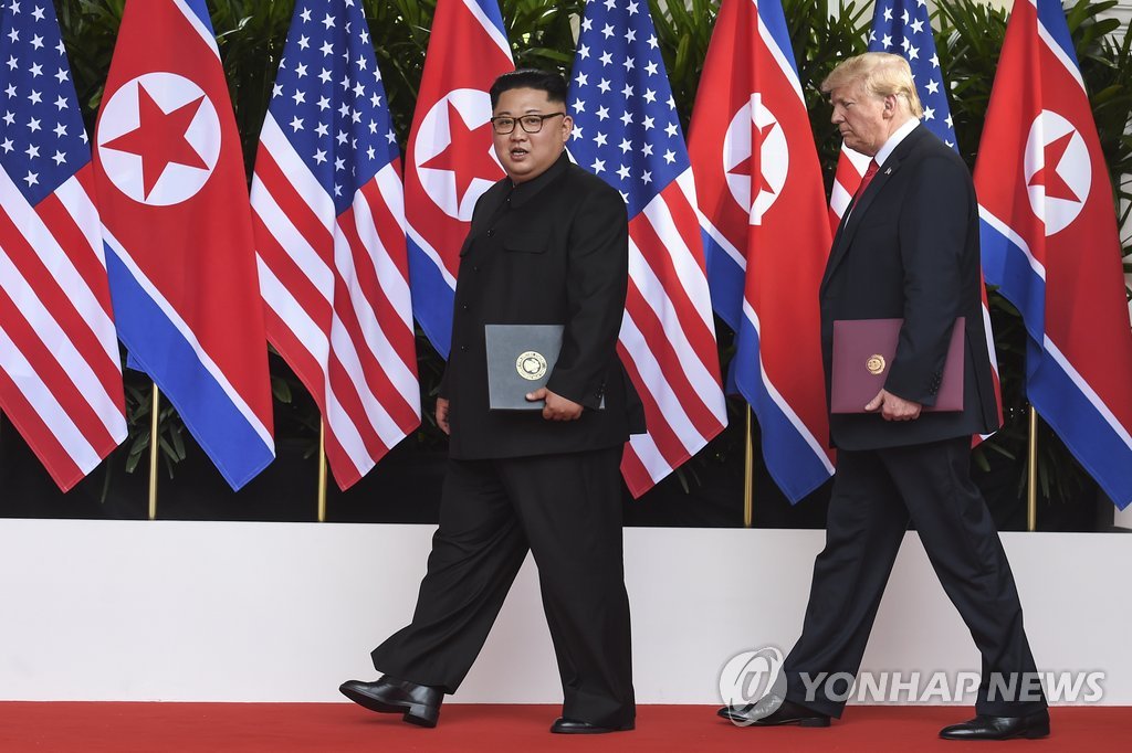 공동합의문 들고 함께 걸어가는 북미정상