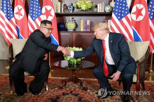 북한 노동신문, 북미 정상의 '세기의 악수' 보도