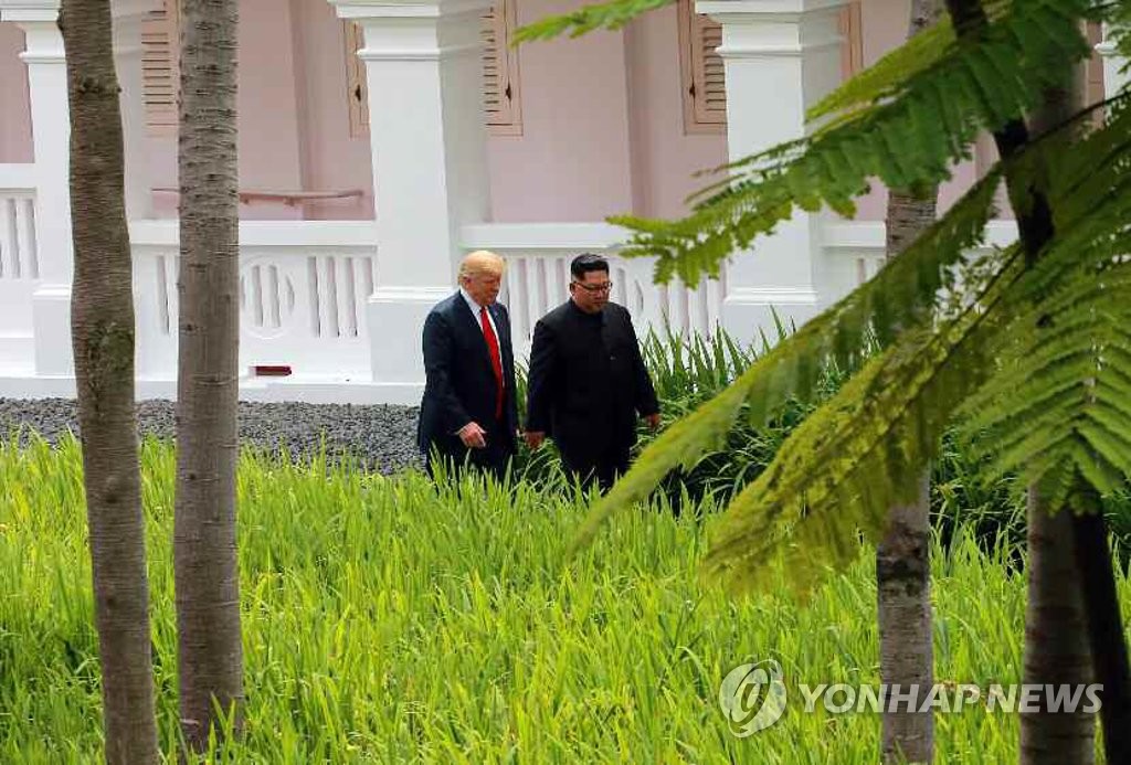 북한 신문, 김정은-트럼프 '카펠라 산책' 보도