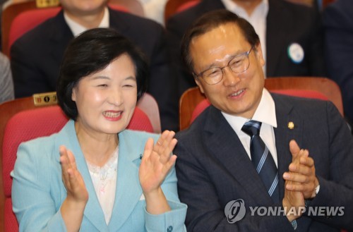 환한 표정의 추미애와 홍영표