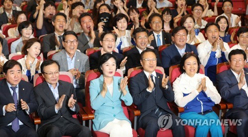 더불어민주당, 압승에 환호