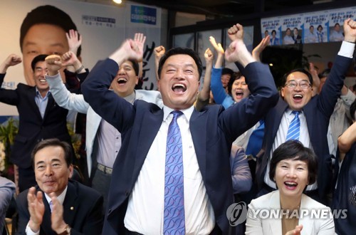 환호하는 윤준호 후보 사무실