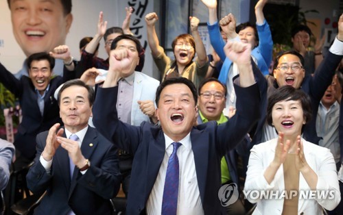 해운대을 보궐선거 윤준호 환호
