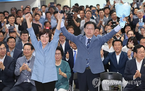 기뻐하는 김경수