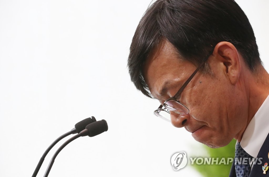 답변 생각하는 김상조 위원장