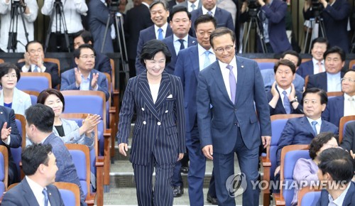 추미애, '미소와 박수를 받으며'