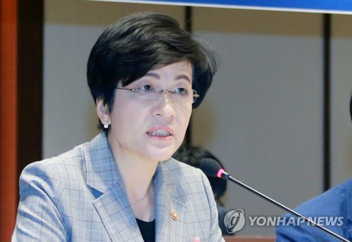 정책자문위원회서 발언하는 김영주 장관