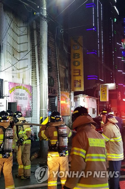 유흥주점 화재..소방관 진화 중