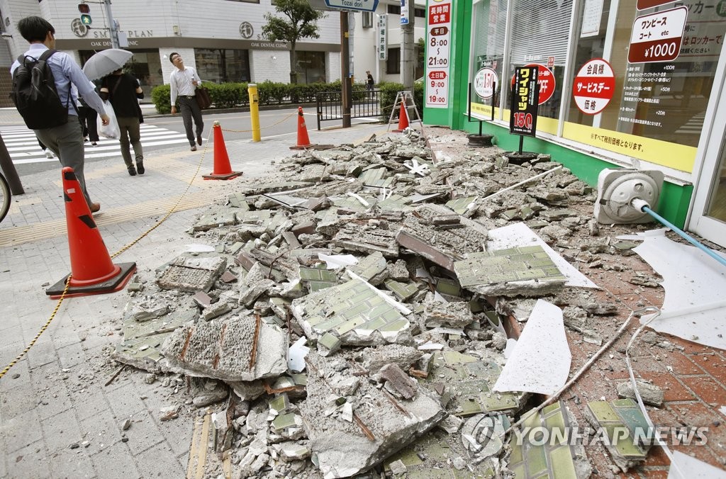 오사카 지진으로 무너진 상가외벽