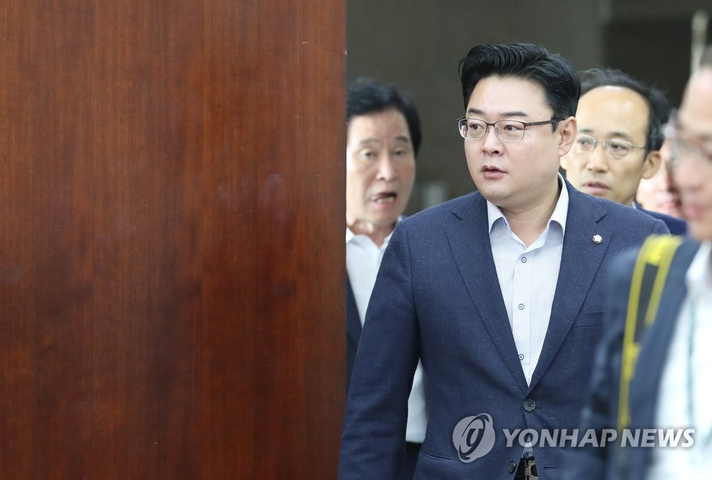 초선의원모임 참석하는 김성원 간사