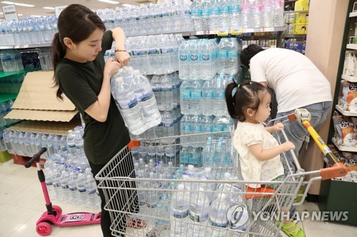 대형마트 생수 판매대