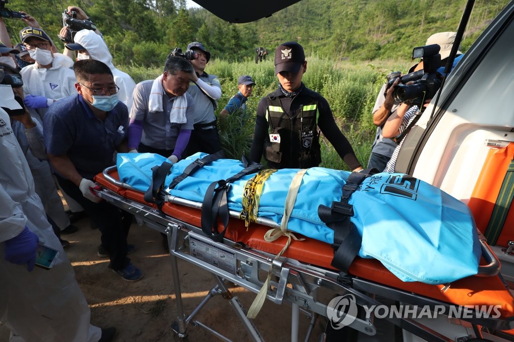 지난 6월 24일 전남 강진군 도암면 한 야산에서 실종된 여고생 시신을 수습해 운구하고 있는 경찰 [연합뉴스 자료사진]