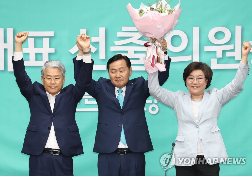 축하받는 바른미래당 김관영 신임 원내대표