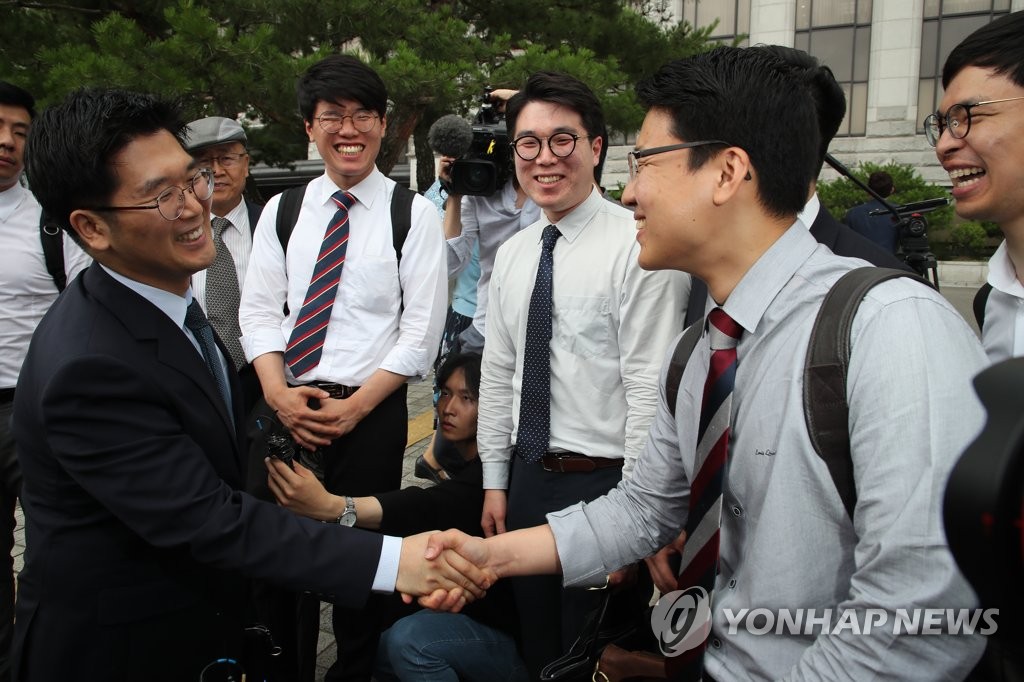 '양심적 병역거부 처벌' 사실상 위헌, 미소짓는 병역거부자들