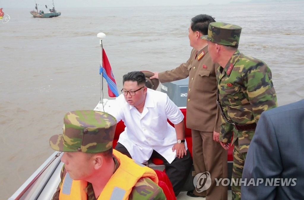 김정은, 북중 접경 신도군 방문