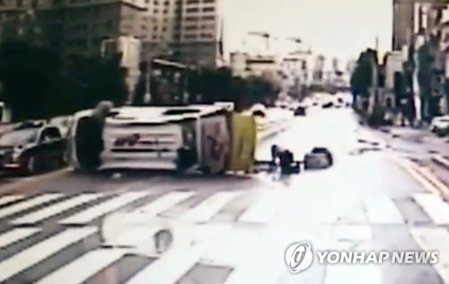 환자 살피러 기어가는 구급대원