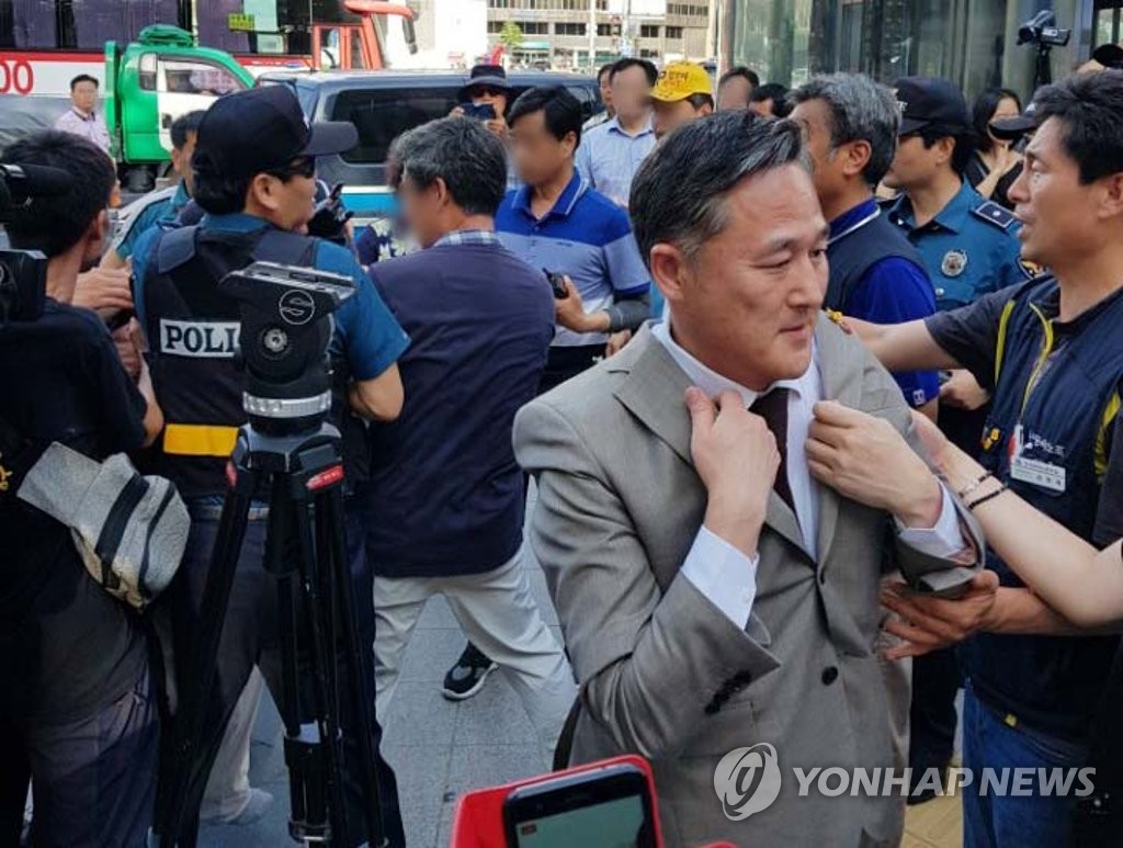 옷매무새 가다듬는 표창원 의원