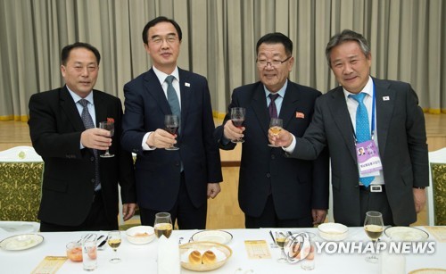 통일농구 환송만찬서 '건배'