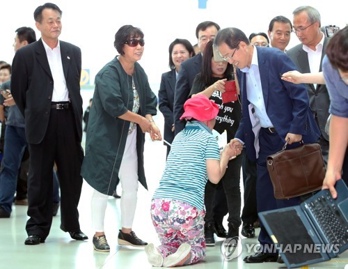떠나는 홍준표..무릎꿇은 지지자