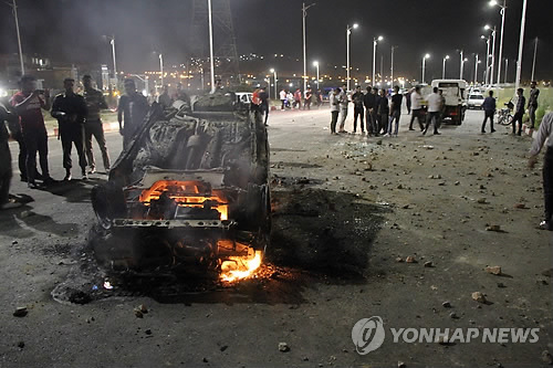 이란 서부서 유조차, 버스와 추돌 뒤 폭발…27명 사망