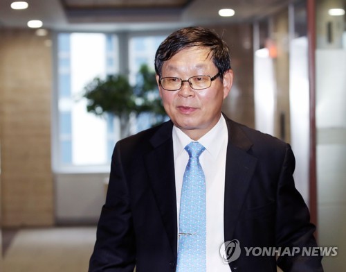 회의 참석하는 김용근