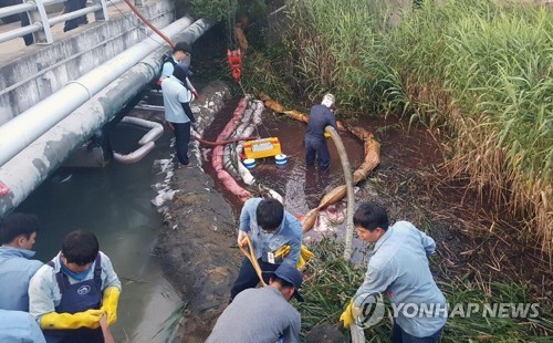 마산항 기름 유출 방제작업