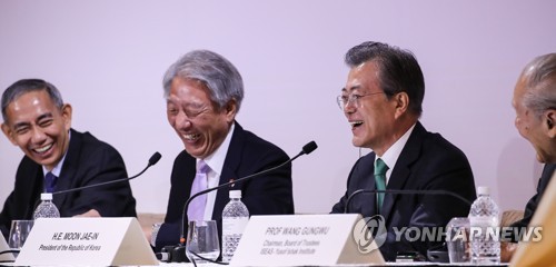 청중 질문에 답한 뒤 미소짓는 문 대통령