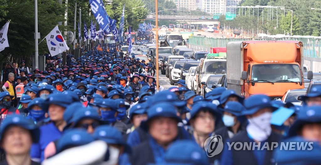 총파업 결의대회하는 금속노조의 파란물결