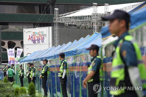퀴어문화축제행사장 둘러싼 경찰