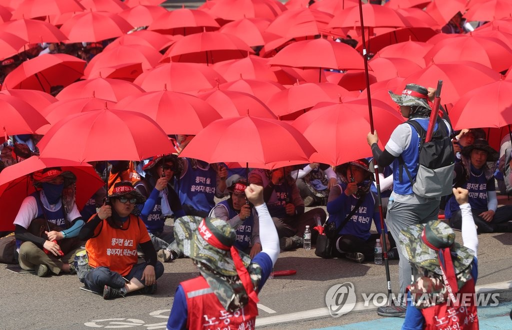 불볕더위 피하는 현대중공업 노조원들