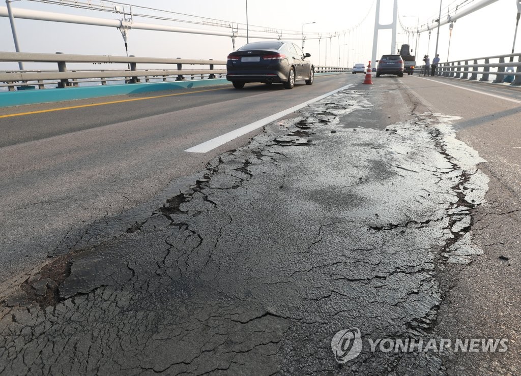 '폭염 탓에' 울산대교 도로 파손