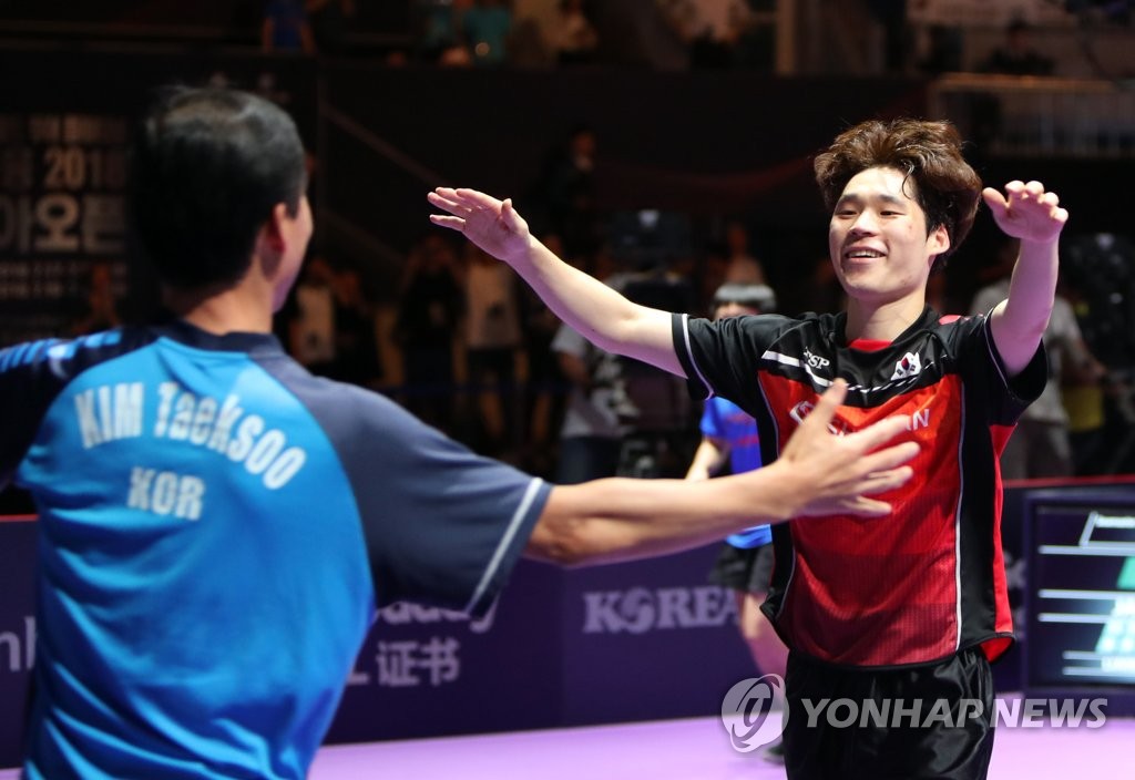 김택수 감독에게 달려가는 장우진