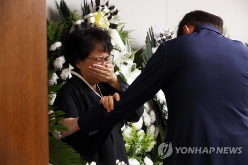 유족과 오열하는 조국 민정수석