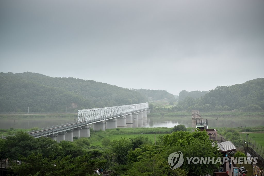 북으로 향하는 경의선 철로