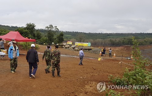 라오스 보조댐 붕괴현장 찾은 라오스 군경