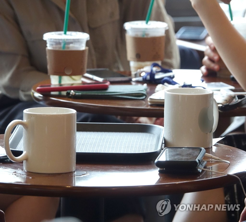카페 매장 내 공존하는 머그잔과 일회용컵