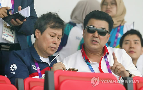 대화하는 도종환 장관과 북한 김일국