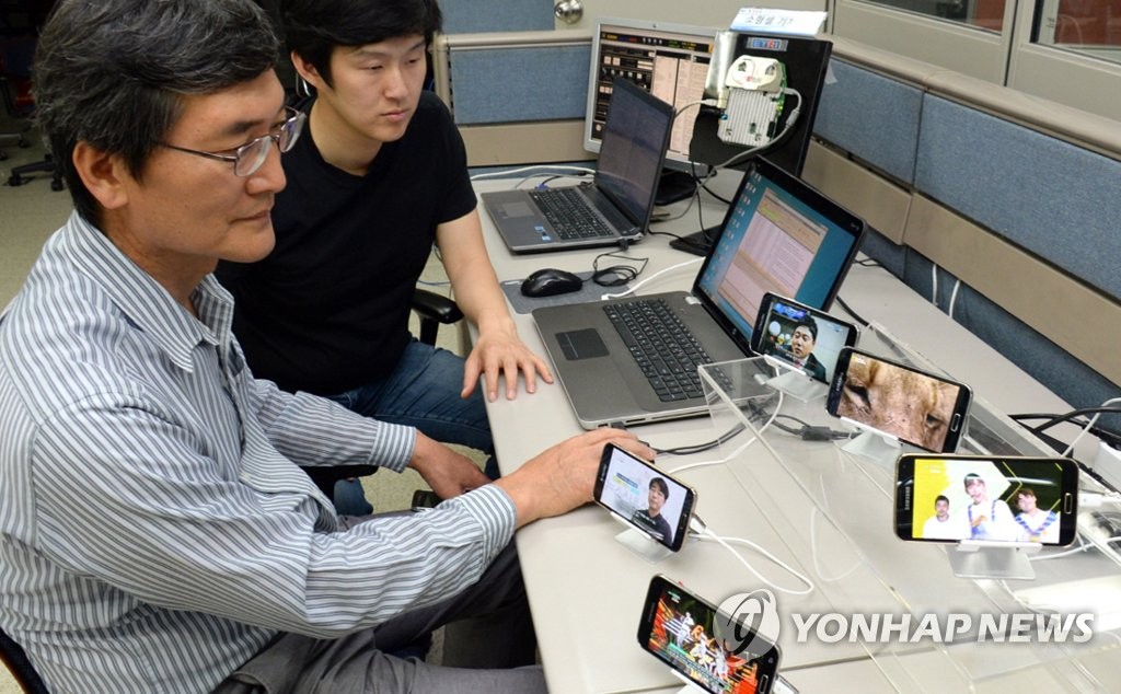 5G 소형 기지국 기술 시연하는 ETRI 연구진