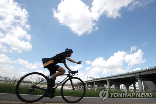 비 그친 뒤 찾아온 파란 가을하늘