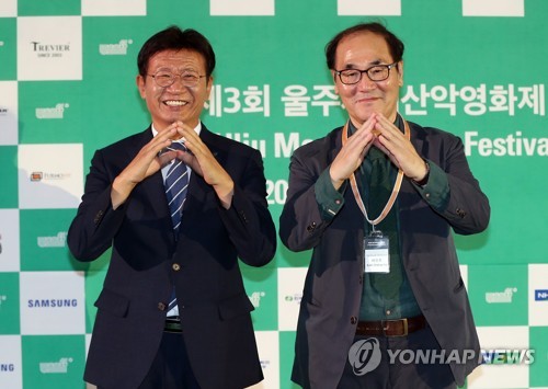포즈 취하는 이선호 울주군수와 배창호 감독