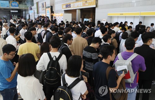 채용박람회에서 구직자들이 등록을 하기 위해 줄을 서고 있는 모습