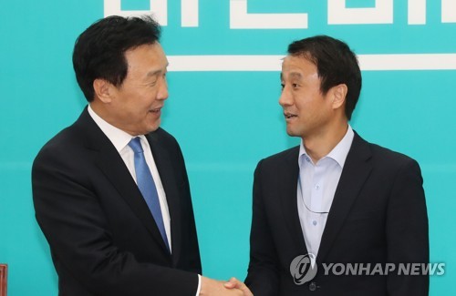 악수하는 손학규 대표와 한병도 정무수석