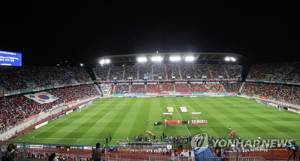 수원월드컵경기장 가득 채운 축구팬들