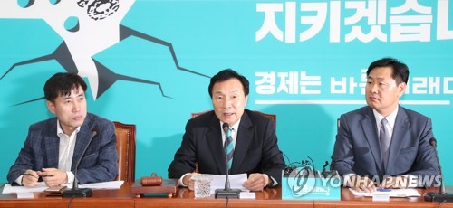 최고위원회의에서 발언하는 손학규