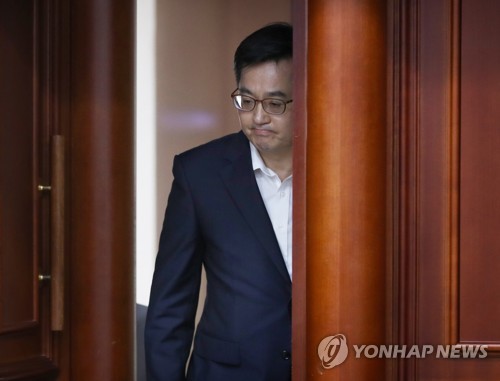 굳은 표정의 김동연 경제부총리