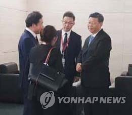 시진핑과 대화하는 이낙연 총리