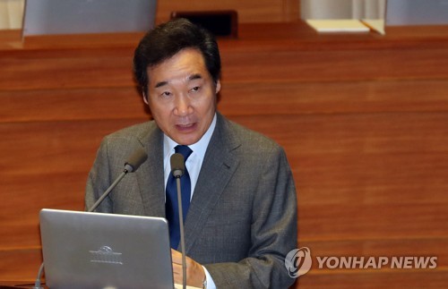 질문에 답하는 이낙연 총리