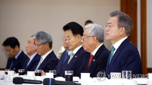 남북정상회담 원로자문단 의견 듣는 문 대통령