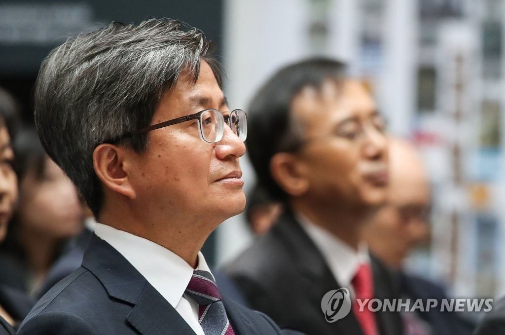 문 대통령, '사법정의' 축사듣는 김명수 대법원장