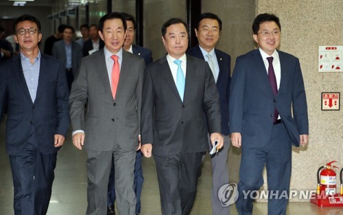 간담회장 들어오는 김병준 비대위원장과 김성태 원내대표